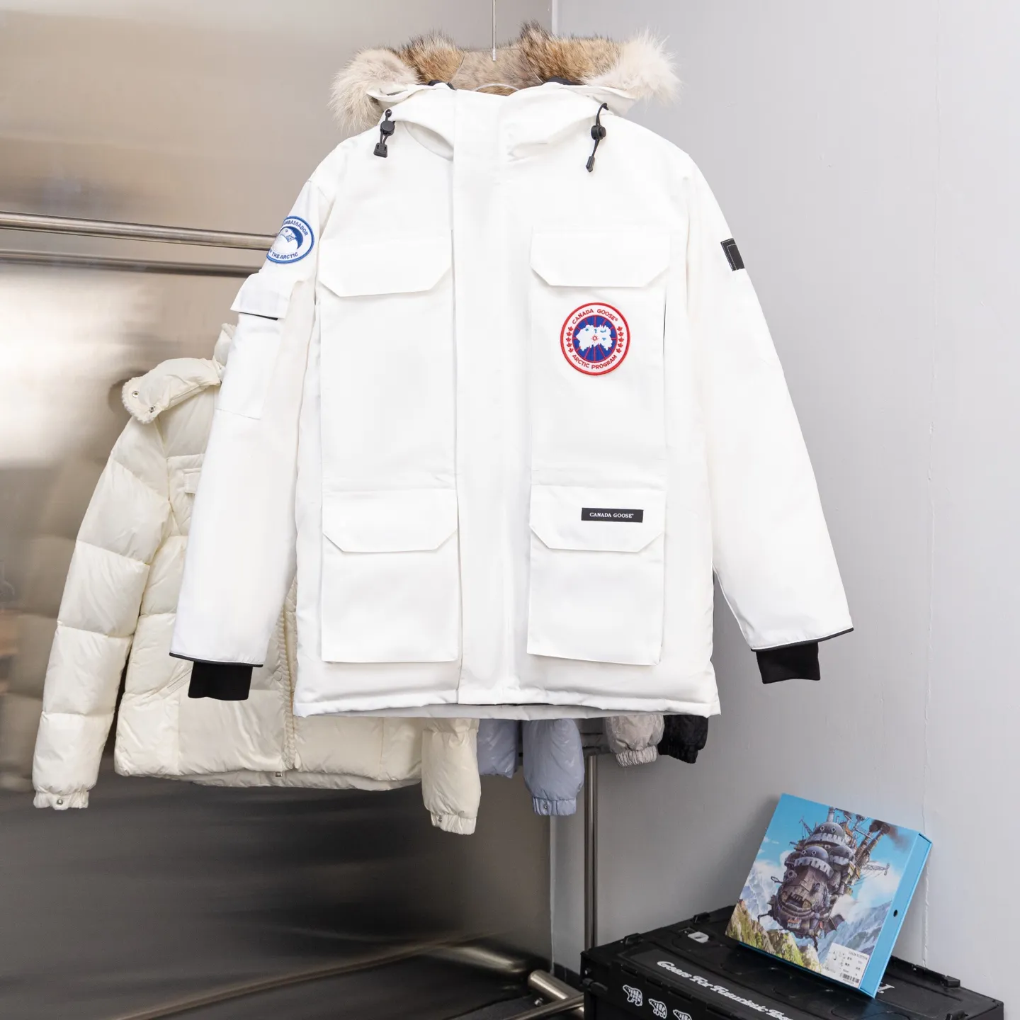 P820 (Top wolf fur version delivery handbag) Canada Goose Canada Goose #Expedition expedition parka classic down jacket ➖ Imported 21-count polyester-cotton blended original fabric [last year’s 16-count/18-count hard fabrics have been completely eliminated, this year all use 21-count genuine synchronous fabrics, the soft mid-band feels delicate and textured], genuine synchronous Feather-Light 10D waterproof coated fabric, made of 84.5% polyester fiber and 15.5% cotton, 100% the best feel in the entire network! ➖ The genuine official website uses the national standard 80 white duck down, and will never be misled by false claims such as 90 down or goose down! ➖ Using the best nylon lining with double double-layer sealing design, velvet-proof No. 7 needle + grid-filled down ready-made garments, there is 100% no so-called velvet running! ➖ The cuffs are designed with thickened seamless threads, and the collar and pockets are lined with top-quality polar fleece to keep you warm and comfortable! ➖ Yoshida YKK provides original custom-made electroplated sliders. YKK two-way lockable zippers are tight and smooth and will not peel off paint! ➖ 3M composite guarantees that the Velcro is the same as the original, durable, and all accessories and hardware are custom-made! ➖ The imported Behringer embroidery machine customizes the 10,000-needle embroidery logo, and 98% of the replicas restore the original logo. ➖ ​​The fur collars are all made of large pieces of Western Canadian blue wolf leather, ensuring that each fur collar is 13-15cm wide!